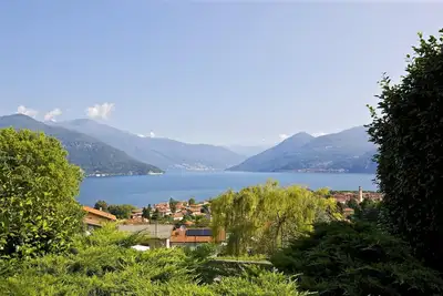 Image de maison de trois chambres de charme et indépendante avec un bel espace extérieur et vue sur le lac de rêve