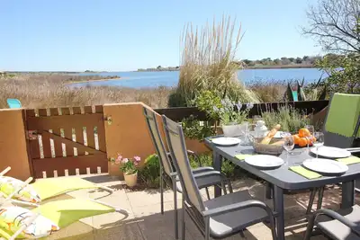 Image de Maison de vacances au bord d'une plage de sable, emplacement de rêve et piscine