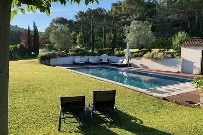 Image de Maison contemporaine au calme avec piscine chauffée sécurisée et grand jardin
