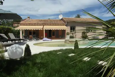 Image de Villa Très Calme avec Piscine et Jaccuzzi dans un Espace de Verdure.