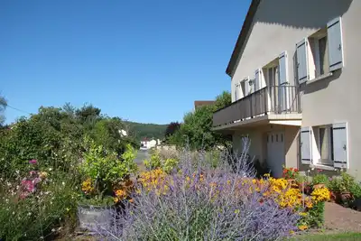 Image de En Perigord Noir Le Bugue Villa \" classée 3 ***\" dans jardin arboré et fleurie.