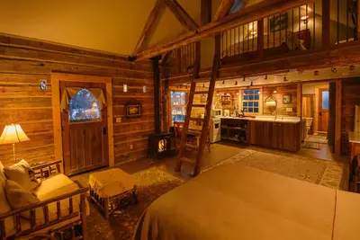 Image de Chalets confortables et rustiques près des sources thermales de Chico et à seulement 35 minutes du parc Yellowstone! !