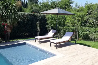 Image de Maison de  plein pied  avec piscine  dans quartier calme à Orange. wifi et clim