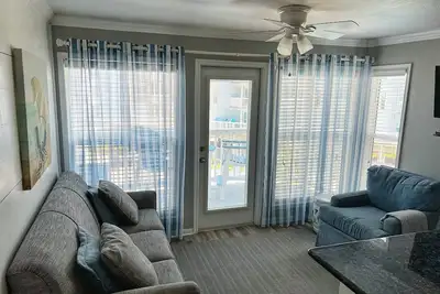 Image de Sur la plage * Le Condo Premier 1 Bdrm * Entièrement rénové * Vue sur l'océan et la piscine