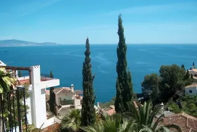 Villa avec superbe vue sur la mer, située côté piscine et près de la plage
