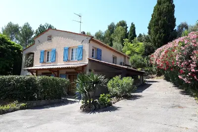 Image de 3 pièces dans une villa avec jardin.