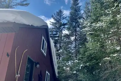 Image de Cabane romantique nichée dans les bois dans le lac Blue Mountain.