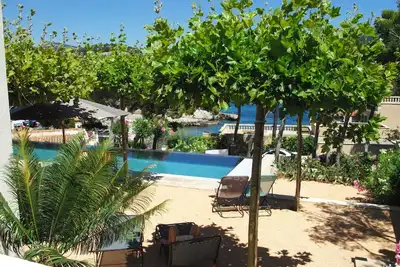 Image de Superbe villa avec piscine privée et vue mer panoramique à 100m de la plage!