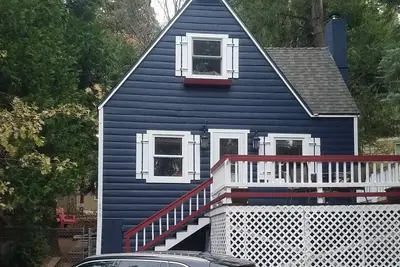 Image de Très spécial! Restauré et mis à jour Vintage Lake Arrowhead 1938 Cabin DeVilla
