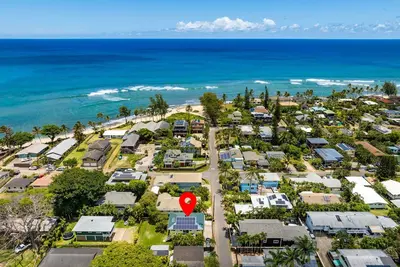 Image de Sunset Beach Retreat, One Block Walk Ă la plage