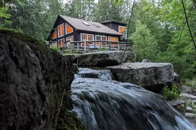 Image de Charmants chalets toute l'année sur la cascade