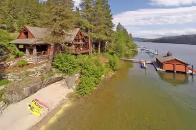 Image de Incroyable Waterfront Lodge pour 20 sur le lac Coeur d'Alene