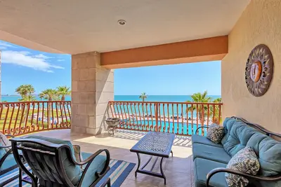 Image de Enroulez autour du balcon en bord de mer! Magnifique condo rénové surplombant la piscine