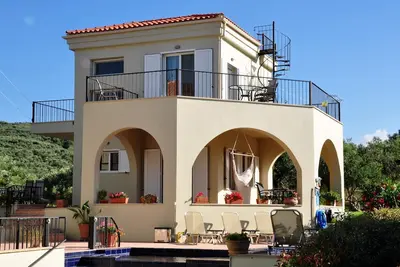 Image de Villa moderne au bord de la mer dans la région d'olive occidentale de Crète (disponible toutes les saisons! )