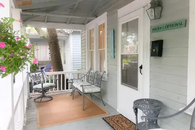 Image de Fish Tails Cottage dans \"Promise Land\" Ă pied du centre-ville Morehead Waterfront