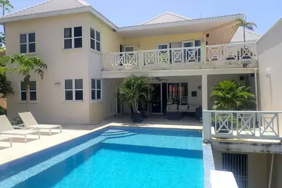 Image de Vie intérieure \/ extérieure spacieuse. Piscine privée. Vues incroyables sur l'océan \/ le parcours de golf