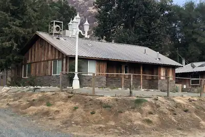 Image de Maison de ranch rustique situé à 1\/2 mile de la ville