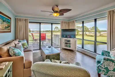Image de Bay View, Avec Golf Cart! Unité de coin privée, perfection absolue!