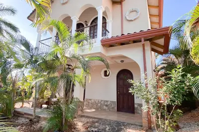 Image de Maison dans résidence fermée, 2 Bd, 2 & 1\/2 salles de bain, piscine, plage de sable