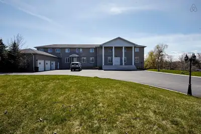 Image de White House Canada-14 chambres, 9 toilettes sur 3 acres pour 28 invités à Brampton