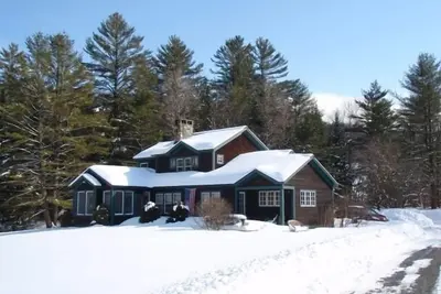 Image de Maison construite sur mesure magnifiquement entretenue sur 7 acres - 3 mi de Stratton Access