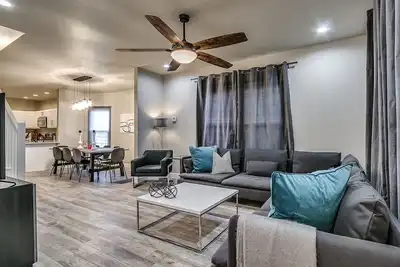 Image de ** Meilleur Emplacement Au Coeur De Okc ** Entièrement rénové 4Bed / 2. 5bath