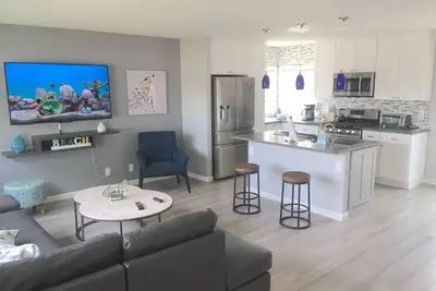 Image de Nouveau! Bungalow Oceanside rénové, à quelques pâtés de maisons de la plage et des restaurants, A / C, vélos