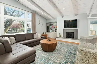 Image de Absolument magnifique maison 5 Br 5 Ba Canal Front - entièrement rénovée cette année