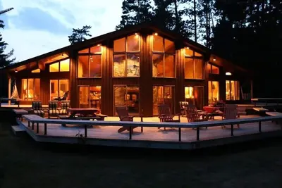Image de Lodge privé au bout de la péninsule, terrain plat avec Sandy Shoreline