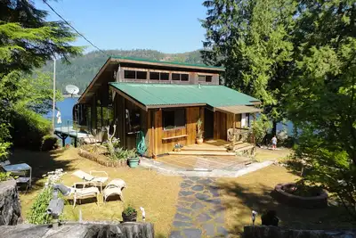 Image de Propriété de vacances de rêve Oceanside avec quatre chambres et deux salles de bains