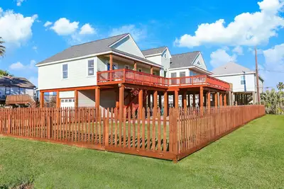 Image de Grande maison (1 700 pieds carrés) qui accepte les animaux domestiques, à 2 minutes à pied du quartier privé de Palm Beach