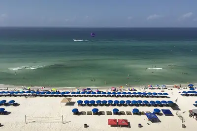 Image de Condo de luxe au 9ème étage sur la plage! (Service de chaise de plage inclus! )