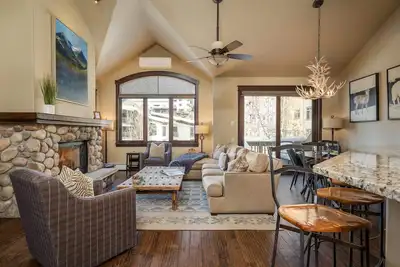 Image de Immaculée Ski In / Walk Out Townhome | 4bd 4ba | Récemment rénové | Emplacement privilégié!