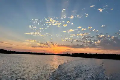 Image de Véranda au bord de la piscine, 3 acres luxuriants avec accès à la rivière et quai pour bateaux sur demande.