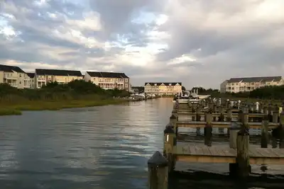 Image de Magnifique village balnéaire sur Golf Course Rd dans le quartier recherché de West Oc