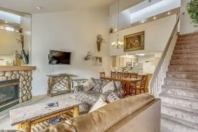 Image de Ski-in / out! Étapes à suivre et à quelques pâtés de maisons de dwtn!