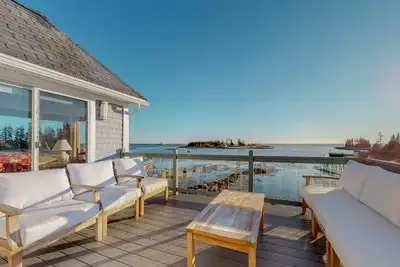 Image de Superbe chalet en bord de mer avec terrasse privée et vue sur l'océan!