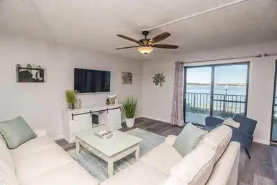 Image de Condo mis à jour avec vue sur la baie ouverte, piscine en bord de baie et 3 pâtés de maisons de la plage / promenade