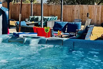 Image de Remise en semaine \/ Piscine privée d'eau salée, immense jacuzzi et foyer