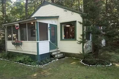 Image de Cozy Ocean Park Cottage dans les pins facile Ă pied de la plage
