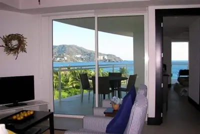 Image de Bay View Grand Marina, Nouveau & Cozy Beach-Front Condo. WiFi, vue du côté sud.