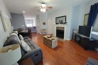 Image de \"Sandy Bottoms\" est un beau condo à seulement 1 pâté de maisons de la plage!
