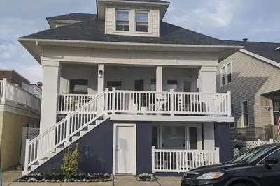 Image de One Block to Beach - Large 5 Bedroom House