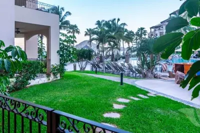 Image de Ocean Front Resort - Villa rez-de-chaussée à la piscine / océan # 1102