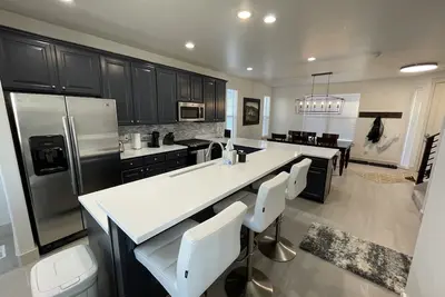 Image de Nouveau 5 chambres, 5. 5 salles de bain avec bain à remous privé et nouveaux meubles / tapis