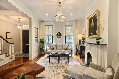 Image de Une maison de ville élégante à deux pas de la place Pulaski!