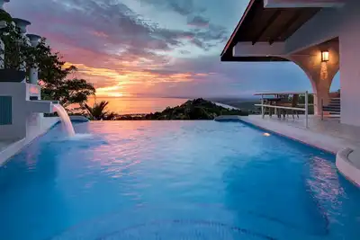 Image de Élue villa la plus romantique avec piscine privée à débordement avec vue sur l'océan