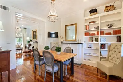 Image de Emplacement, emplacement, emplacement! Stately Townhome historique de la place Pulaski