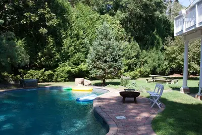 Image de Hamptons modernes vivant avec une oasis d'arrière-cour