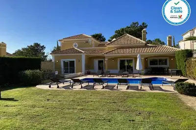 Image de Luxe Beach Villa spacieuse, avec piscine privée et vue sur la mer